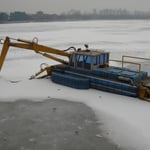 Un excavateur emprisonné dans le lac du Summer Palace à Beijing