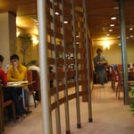 Juste derrière nous