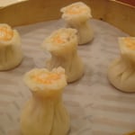 Crevettes en haut, porc et son bouillon en dessous