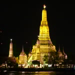 Vue depuis la bateau sur un des principaux temples