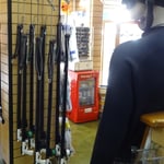 Dans le magasin de pêche, des fusils harpon