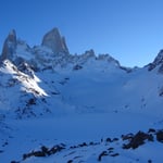 On y est. Notez le lac gelé et blanc, au pied