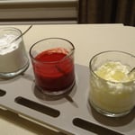 Coulis de framboise, sucre glacé, crème