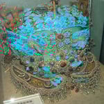 Chapeau ou casque orné