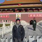 Garde à vous de rigueur devant l'entrée de la Cité