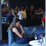 Apéritif dans l'hôtel face à la baie