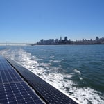 Notez le panneaux solaires sur la gauche