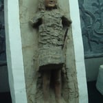 Statuette habillée de terre