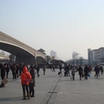 Devant la gare, en cherchant notre bus