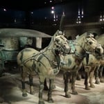 Un des chariots en bronze