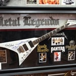 Guitare Metal Legend, dédicacée par tous les membres, dont Cliff Burton et Diamond Darell. 8 000$