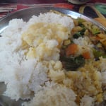 Le Dal Bhat, plat typique du Népal. Les guides et porteurs ne mangent que ça, tous les jours