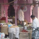 Le marchand et son échoppe