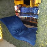 De petits espaces individuels ou à partager au bord de la piscine, ouvert sur le strip