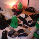 des sacs posés en vrac