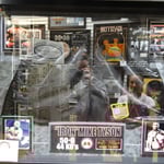 Short d'entrainement de Mike Tyson, dédicacé. 6 000$