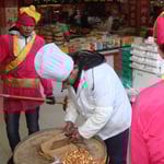 Ils tapent dessus avec de grands marteaux, pour aplatir la pâte, sucrée