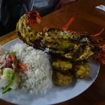 A manger sur une table au milieu d'une rue animée