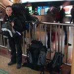 En partant pour l'aéroport, dans le métro