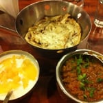 Mushrooms massala à droite, et une sorte de yahourt à l'ananas à gauche