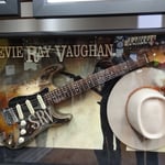 Réplique guitare et Chapeau authentique de Stevie Ray Vaughan. 7 000$