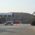 La colline sous laquelle se trouve la tombe de l'empereur