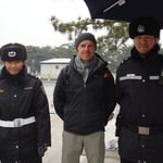 Il y a deux types de flics ici : ceux en bleu, qui veulent bien être photographiés, et ceux en vert, souvent au garde à vous, qui refusent.