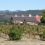 Notez les panneaux solaires sur le toit