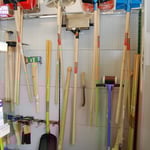 Gabeln, Rechen, Besen, Hammer, Schaufel, Axt etc