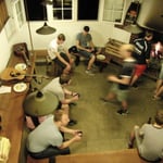 Der offene Grillraum ist mit einer Plane "schliessbar", so dass auch bei kargem Wetter das Feuer genossen werden kann.