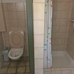 In den zwei Baderäumen sind WC, Dusche und jeweils ein Trog fürs Zähneputzen vorhanden