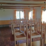 Der Aufenthaltsraum bietet bis 36 Personen Platz zum sitzen.