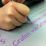 Händisches Auslegen der Buchstaben mit Farbe