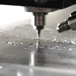 Die Machine graviert die Platte gemäß Ihren Vektordaten