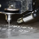 Die Machine graviert die Platte gemäß Ihren Vektordaten