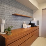 ブルーグレーのタイルがアクセントオリジナルキッチン収納