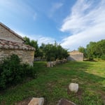 le champs à côté fait partie du gite et aussi pour se garer avec véhicule voiture