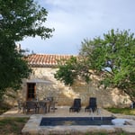 location du gîte d'Angèle dans le Lot 46 dans le Quercy façade avec piscine maison en pierre 