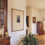 Dans un environnement de style classique, un encadrement avec un biseau doré