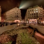 Blick über die Archäologische Grabung am Michaelerplatz; links die Hofburg, in der Mitte das Café Griensteidl, rechts das Looshaus
