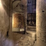 Am ersten Pfeiler des Langhauses wurde unter der barocken Ummantelung eine bemalte romanische Säule freigelegt.