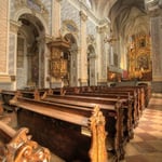 In die Seitenschiffe wurden ab 1620 acht Seitenkapellen eingefügt, den acht Altären der romanischen Kirche entsprechend.