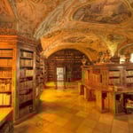 Die prunkvolle Stiftsbibliothek mit wertvollsten Büchern aus mehreren Jahrhunderten ist durch Fensterfolien lichtgeschützt.