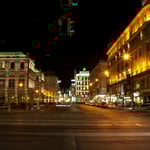 Der Anfang der Kärntner Straße mit der Oper (l.) und dem Hotel Bristol (r.)