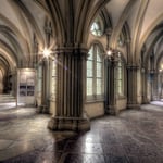 Der Kreuzgang weist zwei Bauphasen auf: Süd- und Ostflügel zeigen Formen um 1250, West- und Nordflügel nach 1330.