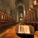 Blick in das Kirchenschiff in Richtung Hochaltar mit Chorgestühl