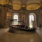 Bild oben: Unter dem Marmorsaal eine gleich große Sala terrena, der sogenannte Riesensaal mit gewaltigen Atlanten von Lorenzo Mattielli.