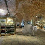 Die barocken Weinkeller des Stiftes, die als Fundament für den Kaiserbau nach 1730 angelegt wurden und drei Stockwerke hinunterführen, können – gemeinsam mit einer Weinverkostung in der Vinothek - in einer speziellen Führung besichtigt werden.