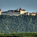 Hoch über dem Donautal thront das mehr als tausend Jahre alte Stift Göttweig und ist nach wie vor geistlicher und kulturhistorischer Fixpunkt Niederösterreichs.