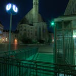 Minoritenkirche und U-Bahnstation als reizvoller Kontrast